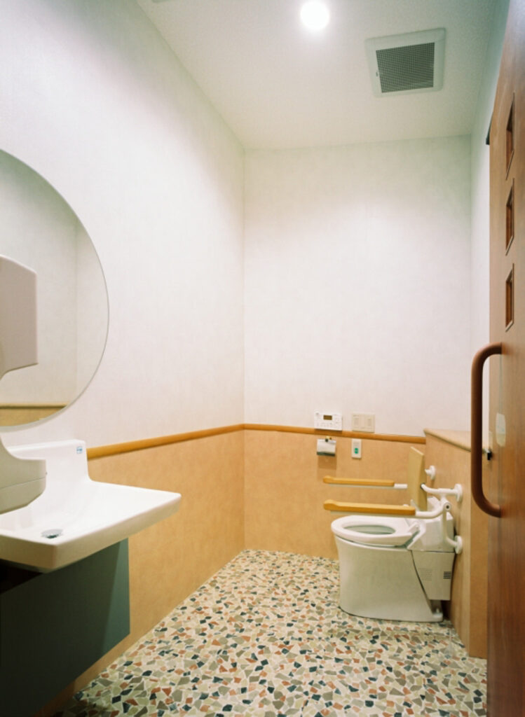 【リヴェスタケアハウス】43_1階車椅子トイレ